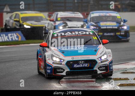 Donington Park, Castle Donington, Leicestershire, Großbritannien. 23. April 2023; 23. April 2023; Donington Park, Castle Donington, Leicestershire, England: Kwik Fit British Touring Car Championship; Ronan Pearson in Bristol Street Motors mit ExcelR8 Hyundai i30N Credit: Action Plus Sports Images/Alamy Live News Stockfoto