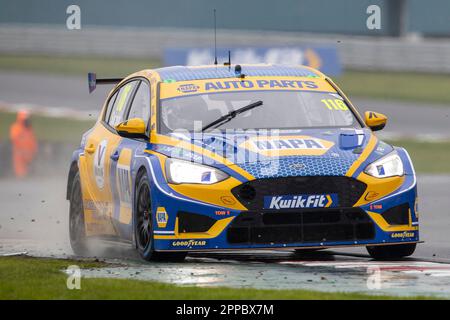 Donington Park, Castle Donington, Leicestershire, Großbritannien. 23. April 2023; 23. April 2023; Donington Park, Castle Donington, Leicestershire, England: Kwik Fit British Touring Car Championship; Ashley Sutton in seinem NAPA Racing UK Ford Focus ST geht auf den Rasen Kredit: Action Plus Sports Images/Alamy Live News Stockfoto
