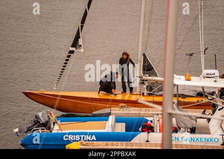 sanxenxo, pontevedra, spanien. april 23., 2023. In diesem zweiten Rennen des Nationalpokals befindet sich das Boot des spanischen Erigenkönigs D. Juan Carlos I., das heute wie gestern nicht zusammen mit dem Rest seiner Crew des Schiffes Bribon an Bord ging, wieder auf Platz 1. Kredit: Xan/Alamy Live News/Alamy Live News Stockfoto