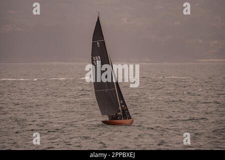 sanxenxo, pontevedra, spanien. april 23., 2023. In diesem zweiten Rennen des Nationalpokals befindet sich das Boot des spanischen Erigenkönigs D. Juan Carlos I., das heute wie gestern nicht zusammen mit dem Rest seiner Crew des Schiffes Bribon an Bord ging, wieder auf Platz 1. Kredit: Xan/Alamy Live News/Alamy Live News Stockfoto