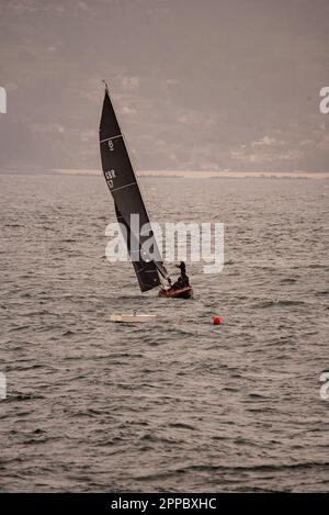 sanxenxo, pontevedra, spanien. april 23., 2023. In diesem zweiten Rennen des Nationalpokals befindet sich das Boot des spanischen Erigenkönigs D. Juan Carlos I., das heute wie gestern nicht zusammen mit dem Rest seiner Crew des Schiffes Bribon an Bord ging, wieder auf Platz 1. Kredit: Xan/Alamy Live News/Alamy Live News Stockfoto