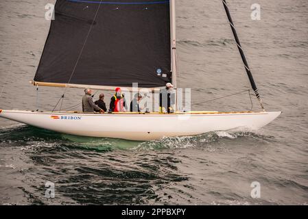 sanxenxo, pontevedra, spanien. april 23., 2023. In diesem zweiten Rennen des Nationalpokals befindet er sich wieder auf Platz 1. Die Besatzung der Bribon, seiner Majestät König Juan Carlos I. verlässt den Hafen von Sanxenxo, um auf den Regatta-Kurs zu gehen. Kredit: Xan/Alamy Live News/Alamy Live News Stockfoto