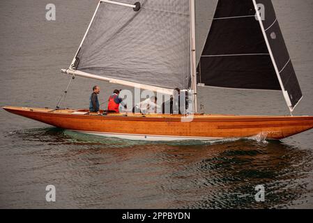 sanxenxo, pontevedra, spanien. april 23., 2023. In diesem zweiten Rennen des Nationalpokals befindet sich das Boot des spanischen Erigenkönigs D. Juan Carlos I., das heute wie gestern nicht zusammen mit dem Rest seiner Crew des Schiffes Bribon an Bord ging, wieder auf Platz 1. Kredit: Xan/Alamy Live News/Alamy Live News Stockfoto