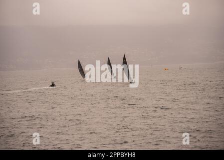 sanxenxo, pontevedra, spanien. april 23., 2023. In diesem zweiten Rennen des Nationalpokals befindet sich das Boot des spanischen Erigenkönigs D. Juan Carlos I., das heute wie gestern nicht zusammen mit dem Rest seiner Crew des Schiffes Bribon an Bord ging, wieder auf Platz 1. Kredit: Xan/Alamy Live News/Alamy Live News Stockfoto