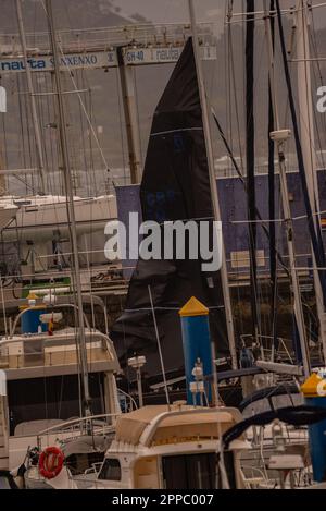 sanxenxo, pontevedra, spanien. april 23., 2023. In diesem zweiten Rennen des Nationalpokals befindet sich das Boot des spanischen Erigenkönigs D. Juan Carlos I., das heute wie gestern nicht zusammen mit dem Rest seiner Crew des Schiffes Bribon an Bord ging, wieder auf Platz 1. Kredit: Xan/Alamy Live News/Alamy Live News Stockfoto