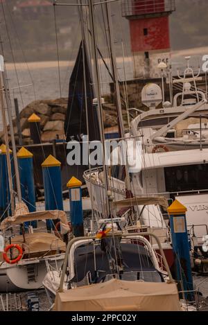 sanxenxo, pontevedra, spanien. april 23., 2023. In diesem zweiten Rennen des Nationalpokals befindet er sich wieder auf Platz 1. Die Besatzung der Bribon, seiner Majestät König Juan Carlos I. verlässt den Hafen von Sanxenxo, um auf den Regatta-Kurs zu gehen. Kredit: Xan/Alamy Live News/Alamy Live News Stockfoto