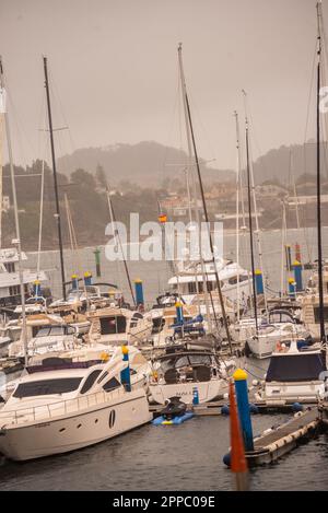 sanxenxo, pontevedra, spanien. april 23., 2023. In diesem zweiten Rennen des Nationalpokals befindet sich das Boot des spanischen Erigenkönigs D. Juan Carlos I., das heute wie gestern nicht zusammen mit dem Rest seiner Crew des Schiffes Bribon an Bord ging, wieder auf Platz 1. Kredit: Xan/Alamy Live News/Alamy Live News Stockfoto