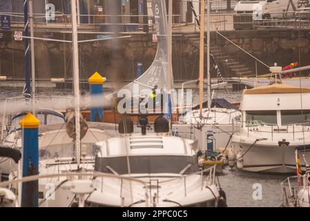 sanxenxo, pontevedra, spanien. april 23., 2023. In diesem zweiten Rennen des Nationalpokals befindet sich das Boot des spanischen Erigenkönigs D. Juan Carlos I., das heute wie gestern nicht zusammen mit dem Rest seiner Crew des Schiffes Bribon an Bord ging, wieder auf Platz 1. Cre-Gutschrift: Xan/Alamy Live News/Alamy Live News Stockfoto