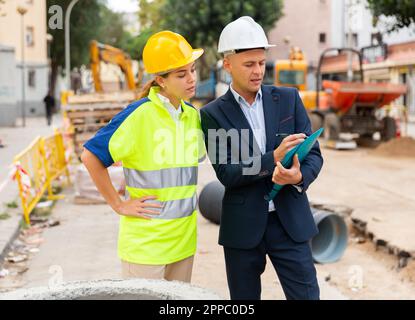 Bauingenieure überprüfen den Arbeitsprozess auf der Baustelle Stockfoto