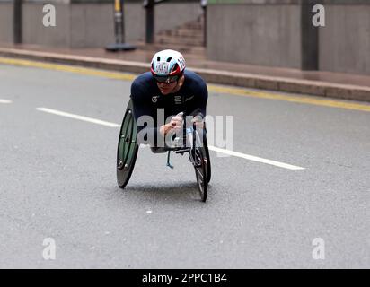 London, UK, 23. April 2023. Daniel Romanchuk, der durch Cabot Square fährt, auf dem Weg zu Ende 4., dem Elite Rollstuhl-Rennen für Männer (T53/54), in einer Zeit von 01:30:18. Kredit: John Gaffen/Alamy Live News. Stockfoto