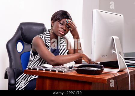 Porträt einer kranken jungen Geschäftsfrau mit Kopfschmerz im Büro. Stockfoto