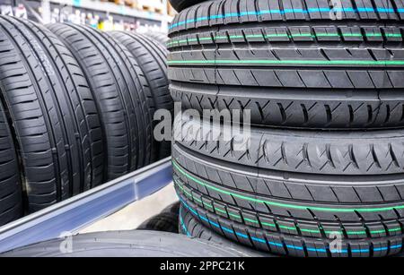 Neue Sommerreifen zum Verkauf in einem Superstore gestapelt Stockfoto