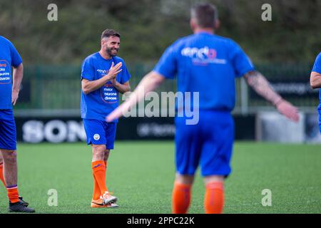 Bridgend, Großbritannien. 23. April 2023. Angel Rangel von Swansea City während des Warmlaufs. Cardiff City gegen Swansea City Legends Motor Neurone Disease Association am 23. April 2023 für Jason Bowen im Bryntirion Park. Kredit: Lewis Mitchell/Alamy Live News Stockfoto