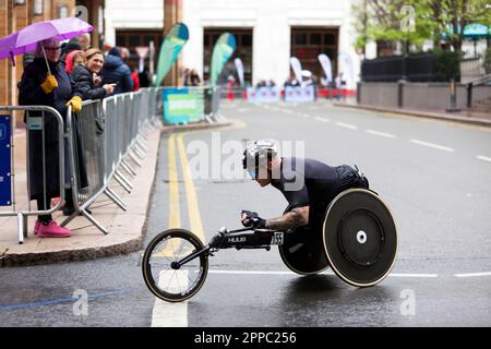 London, UK, 23. April 2023. David Weir auf dem Weg zum Ende des 5. Jahrhunderts durch Cabot Square, im Rollstuhlrennen der Herrenelite (T54/T54), in einer Zeit von 01:32:45. Kredit: John Gaffen/Alamy Live News. Stockfoto