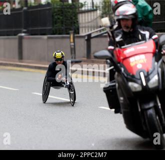 London, UK, 23. April 2023. Manuela Schar, auf dem Weg zum Ziel 2., auf dem Weg durch Cabot Square, im Eliterennen der Frauen (T54/T54), in einer Zeit von 01:38:5. Kredit: John Gaffen/Alamy Live News. Stockfoto