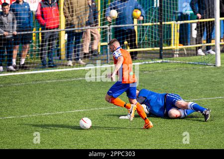 Bridgend, Großbritannien. 23. April 2023. Angel Rangel aus Swansea City erzielt sein drittes Tor. Cardiff City gegen Swansea City Legends Motor Neurone Disease Association am 23. April 2023 für Jason Bowen im Bryntirion Park. Kredit: Lewis Mitchell/Alamy Live News Stockfoto