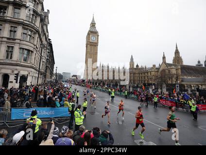 London, Großbritannien. 23. April 2023. Die Teilnehmer am London Marathon 2023 laufen am Sonntag, den 23. April 2023, über den Parliament Square in London. Etwa 50.000 Läufer nahmen an der Spendenaktion über £60 Millionen Dollar Teil. Foto: Hugo Philpott/UPI Credit: UPI/Alamy Live News Stockfoto