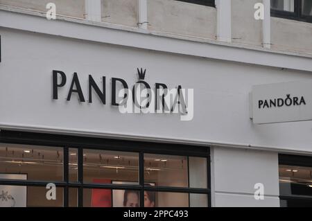 Kopenhagen /Dänemark/23 April 2023/ Pandora Store auf stroeget in der dänischen Hauptstadt Kopenhagen Dänemark. (Foto: Francis Joseph Dean/Dean Pictures) Stockfoto