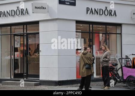 Kopenhagen /Dänemark/23 April 2023/ Pandora Store auf stroeget in der dänischen Hauptstadt Kopenhagen Dänemark. (Foto: Francis Joseph Dean/Dean Pictures) Stockfoto