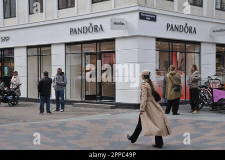 Kopenhagen /Dänemark/23 April 2023/ Pandora Store auf stroeget in der dänischen Hauptstadt Kopenhagen Dänemark. (Foto: Francis Joseph Dean/Dean Pictures) Stockfoto