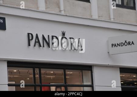 Kopenhagen /Dänemark/23 April 2023/ Pandora Store auf stroeget in der dänischen Hauptstadt Kopenhagen Dänemark. (Foto: Francis Joseph Dean/Dean Pictures) Stockfoto