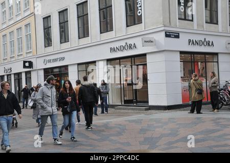 Kopenhagen /Dänemark/23 April 2023/ Pandora Store auf stroeget in der dänischen Hauptstadt Kopenhagen Dänemark. (Foto: Francis Joseph Dean/Dean Pictures) Stockfoto