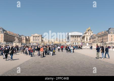 Das goldene Eingangstor des Schlosses von Versailles mit Touristen. Stockfoto