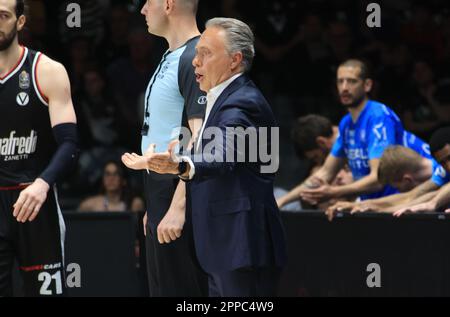 Bologna, Italien. 23. April 2023. Piero Bucchi (Cheftrainer der Banco di Sardegna Sassari) während des italienischen Basketballspiels Segafredo Virtus Bologna vs. Banco di Sardegna Sassari - Bologna, Italien, 23. April 2023 in der Segafredo Arena - Foto: Michele Nucci Credit: Independent Photo Agency/Alamy Live News Stockfoto