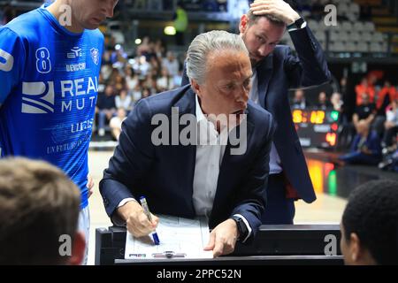 Bologna, Italien. 23. April 2023. Piero Bucchi (Cheftrainer der Banco di Sardegna Sassari) während des italienischen Basketballspiels Segafredo Virtus Bologna vs. Banco di Sardegna Sassari - Bologna, Italien, 23. April 2023 in der Segafredo Arena - Foto: Michele Nucci Credit: Independent Photo Agency/Alamy Live News Stockfoto