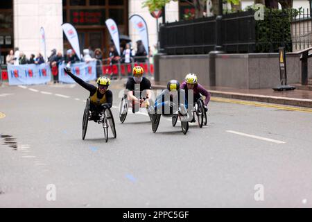 London, UK, 23. April 2023. Verfolgungsjagd bestehend aus Aline Rocha, Eden Rainbow Cooper, Wakako Tsuchida und Jenna Fesemyer, die von links nach rechts durch den Cabot Square fahren, auf dem Weg zum 6., 7., 5. Und 8. Platz im Eliterennen für Frauen im Rollstuhl (T54/T54). Kredit: John Gaffen/Alamy Live News. Stockfoto