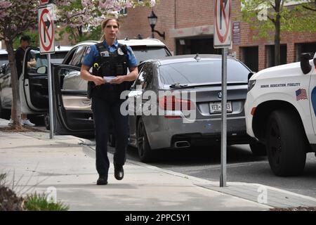 Polizeibeamte aus Englewood sammeln Beweise. Die Polizei von Englewood in Englewood, New Jersey, USA nahm am 22. April 2023 einen Anruf bezüglich eines Fahrers entgegen, der geparkt hatte und zu schlafen schien. Antwortende Offiziere fanden den 28-jährigen Alpha Diallo, einen Einwohner von Englewood, in einem BMW-Sedan mit Nummernschildern aus dem Staat New York in der West Englewood Avenue nahe der Humphrey Street am Morgen. Zwei Polizisten klopften an das Fenster auf der Fahrerseite, konnten Diallo aber nicht wecken. Als Diallo schlief, ignorierte er die Befehle der Offiziere, fuhr das Auto und A Stockfoto