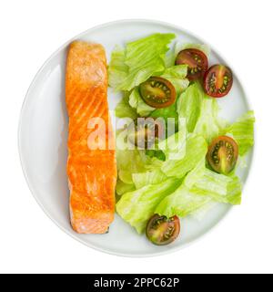 Mediterrane Küche. Scheibe gebratenen Lachs mit grünem Salat und Kirschtomaten Stockfoto