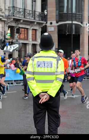 London, Vereinigtes Königreich - 23. April 2023: Metropolitan Police schützt London Marathon 2023 Stockfoto