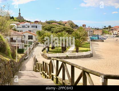 Pfad zum Strand im Frühling an einem sonnigen Nachmittag mit einem Denkmal für Marquess Antonio López y López in der Ferne Comillas Cantabria Spanien Stockfoto