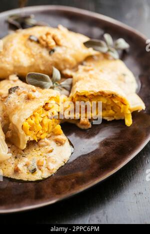 Aufkleber für den Winter-Squash-Topf mit cremiger Walnusssoße Stockfoto