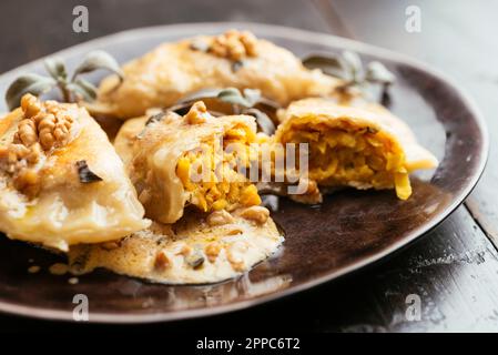 Aufkleber für den Winter-Squash-Topf mit cremiger Walnusssoße Stockfoto