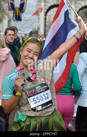 London, Großbritannien. 23. April 2023. Zum ersten Mal seit 2019 befindet sich der London Marathon wieder im traditionellen Frühling. Es umfasste einige der auffälligsten Wahrzeichen der Hauptstadt, wie z. B. Cutty Sark, Tower Bridge und die Mall, wo diese Fotos gemacht wurden. Kredit: Kingsley Davis/Alamy Live News Kredit: Kingsley Davis/Alamy Live News Stockfoto