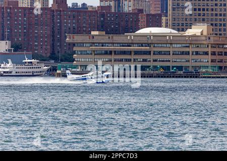 Tropic Oceans Airways Cessna 208B startet vom New York Skyports Seaplane Base am East River. Hintergrund: Internationale Schule Der Vereinten Nationen Stockfoto