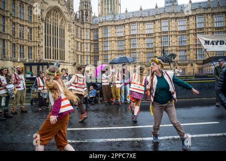 Aktivisten tanzen einen traditionellen Tanz bei der Extinction Rebellion Protest, Parliament Square, London, England, UK, 23/04/2023 Stockfoto