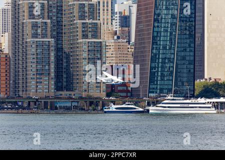 Tropic Oceans Airways Cessna 208B startet vom New York Skyports Seaplane Base am East River. Hintergrund: Ansicht 34 und Kupfer. Stockfoto