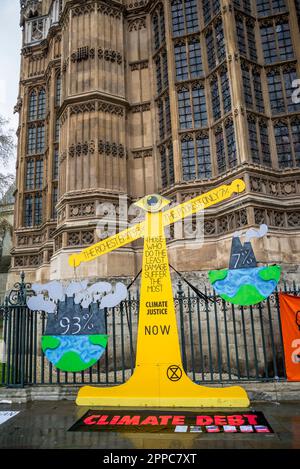 Ungleichgewicht bei den Klimaschulden bei der Ausrottung Rebellion-Protest Kampf für Klimagerechtigkeit, Parliament Square, London, England, Vereinigtes Königreich, 23/04/2023 Stockfoto