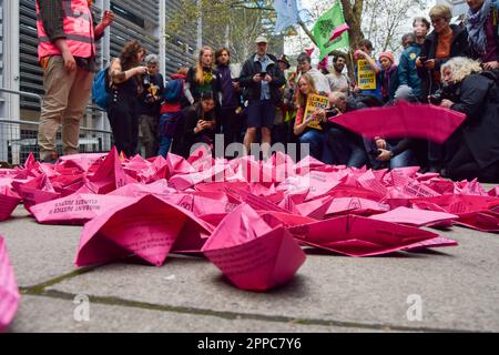 London, England, Großbritannien. 23. April 2023. Ausrottung Rebellion-Demonstranten werfen Tausende von Papier-Origami-Booten vor das Innenministerium, um Migranten am dritten Tag der Proteste zu unterstützen. (Kreditbild: © Vuk Valcic/ZUMA Press Wire) NUR REDAKTIONELLE VERWENDUNG! Nicht für den kommerziellen GEBRAUCH! Kredit: ZUMA Press, Inc./Alamy Live News Stockfoto