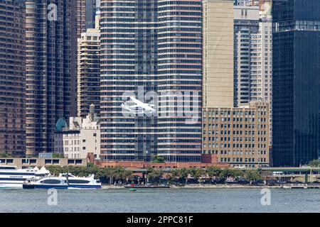 Tropic Oceans Airways Cessna 208B startet vom New York Skyports Seaplane Base am East River. Hintergrund: Horizon Eigentumswohnung Stockfoto