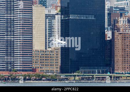 Tropic Oceans Airways Cessna 208B startet vom New York Skyports Seaplane Base am East River. Hintergrund: 685 First Avenue Stockfoto