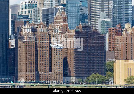 Tropic Oceans Airways Cessna 208B startet vom New York Skyports Seaplane Base am East River. Hintergrund: Tudor-Stadt. Stockfoto