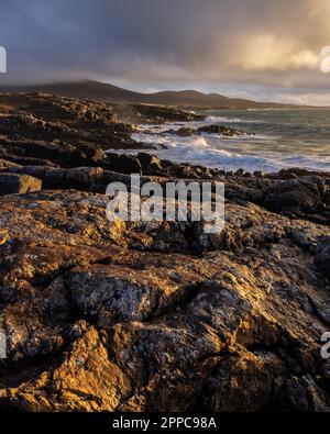 Nachmittagslicht auf den Felsen bei Rubna Romaigidh in der Nähe von Horgabost, Isle of Harris, Schottland Stockfoto