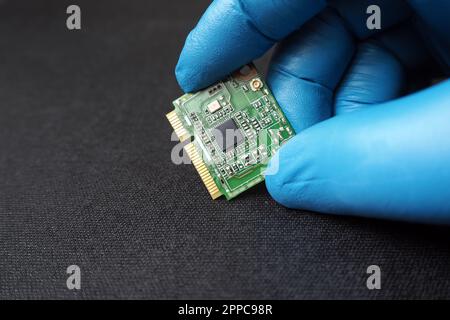 Mini-PCIe-Karte mit Handgriff. Stockfoto