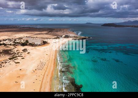 Blick auf den Strand im Corralejo Park, Fuerteventura, Kanarische Inseln. Corralejo Beach (Grandes Playas de Corralejo) auf Fuerteventura, Kanarische Inseln, Stockfoto