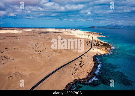 Fuerteventura, Naturpark Corralejo Sanddünen. Wunderschöne Luftaufnahme. Kanarische Inseln, Spanien. Luftaufnahme einer leeren Straße durch die Dünen am s Stockfoto