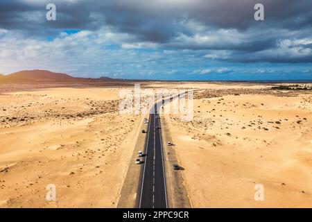 Fuerteventura, Naturpark Corralejo Sanddünen. Wunderschöne Luftaufnahme. Kanarische Inseln, Spanien. Luftaufnahme einer leeren Straße durch die Dünen am s Stockfoto